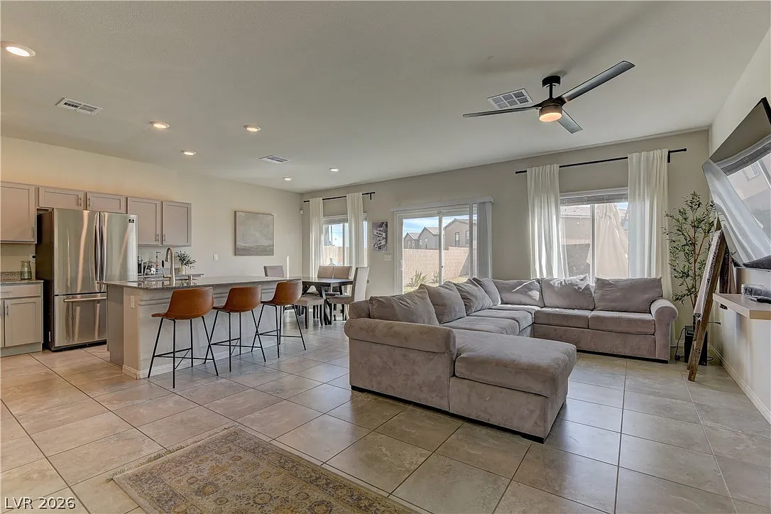 4 bed, 2.5 bath, 1876 sqft, $2,299 — Photo 4