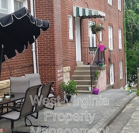 2nd image of 415 Woodlawn Ave APT 4B