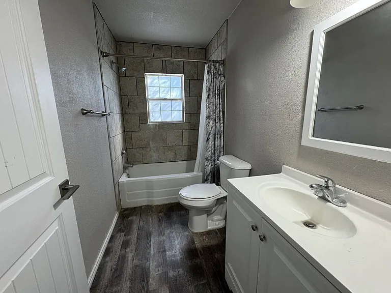 509 E Queens St — Photo 7
