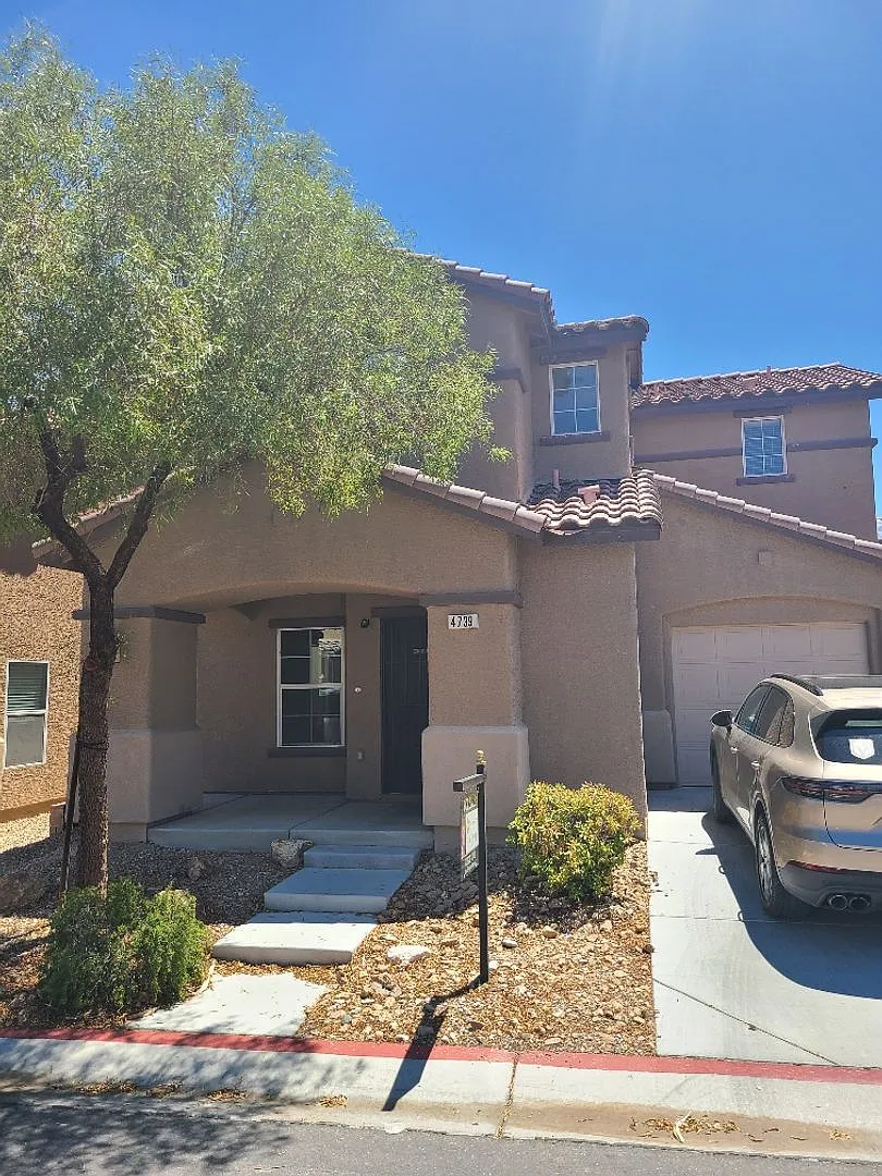Beautiful 2 story home with 3 bedrooms, 2.5 baths, 1 car garage near to Blue Diamond & I-15 — Photo 1