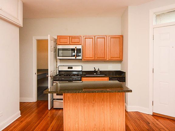2nd image of 1009 N Sacramento Ave #F4