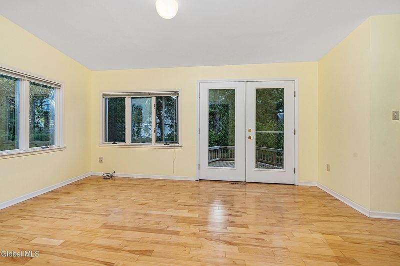 4th image of 1524 Baker Avenue