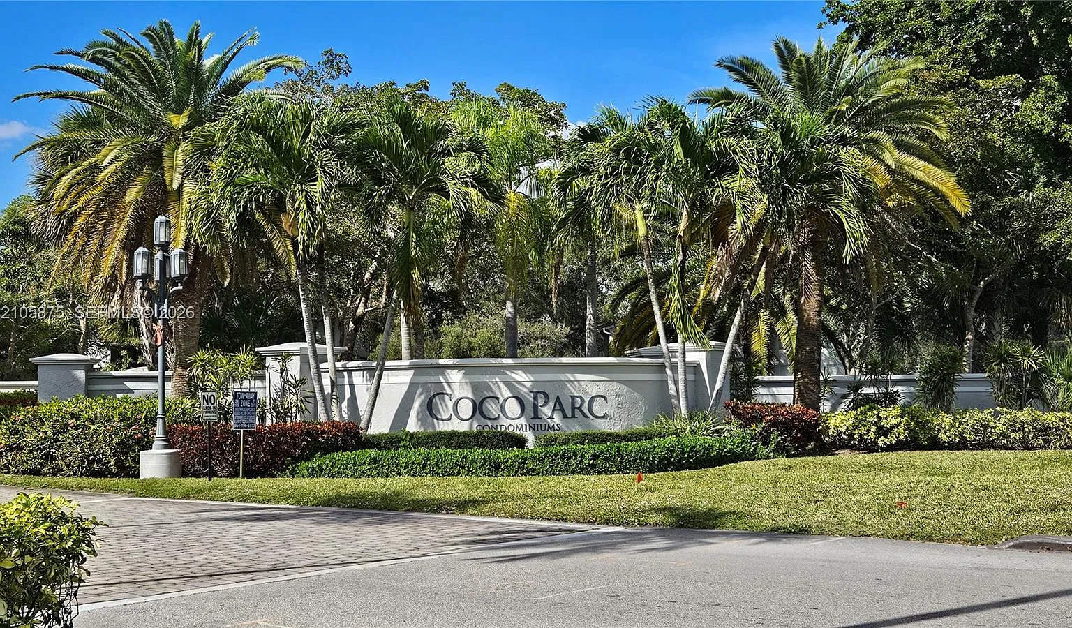 Coco Parc Condo — Photo 1