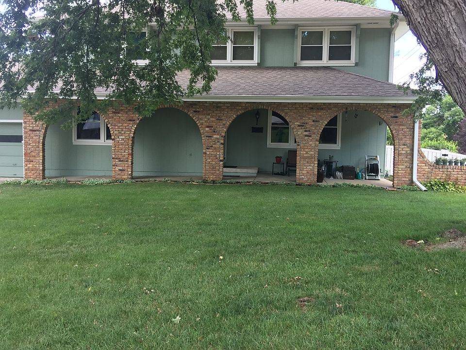 W facing with arched portico