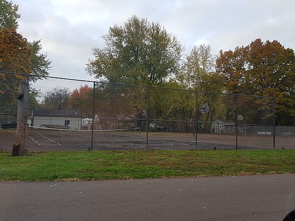 Community Tennis/Bas Courts 