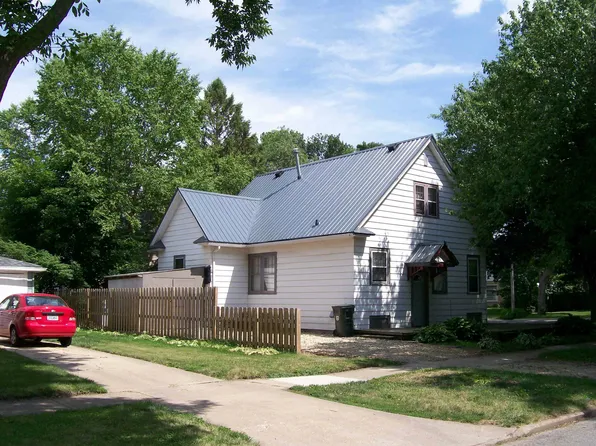 719 W 7th St, Cedar Falls, IA 50613