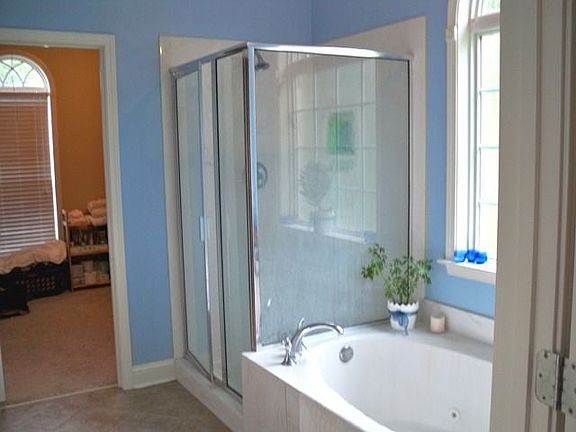 MSTR Bath/Spa w/ garden tub & sep shower