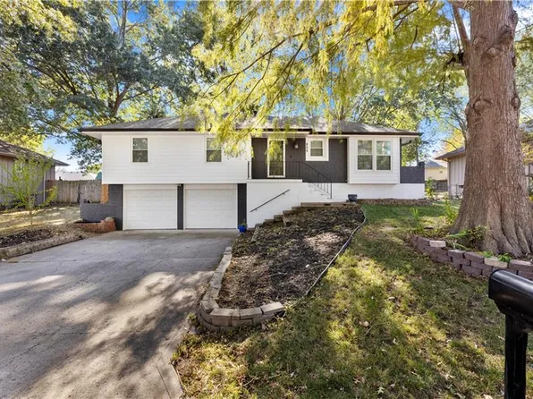 809 SE 16th St, Oak Grove, MO 64075