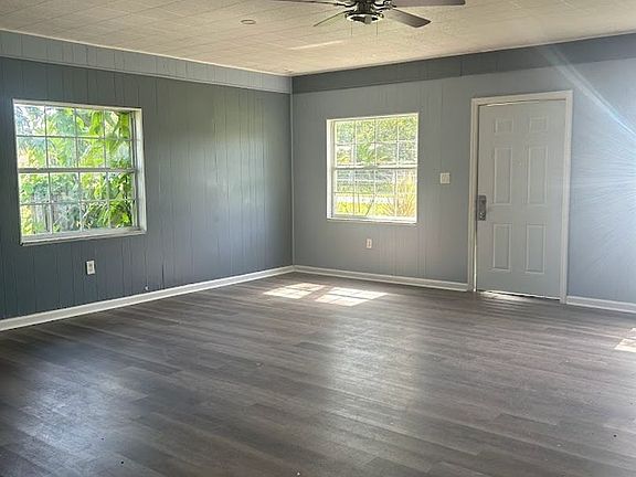3rd image of 1705 Magnolia Dr