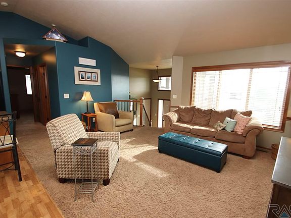 3rd image of 807 Honeysuckle Dr