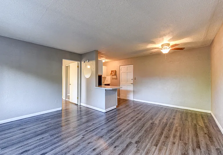 Lynwood Apartments — Photo 8