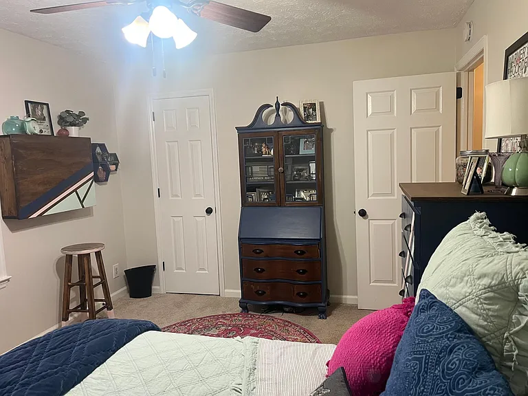 Secondary bedroom, with one closet. (13x11)