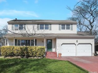 11 Stephens Ct, Hauppauge, NY 11788