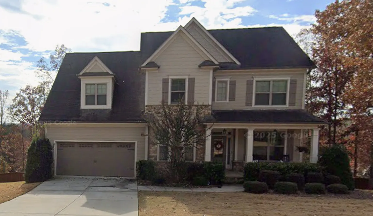 6 Bedroom Home in Flowery Branch! — Photo 1
