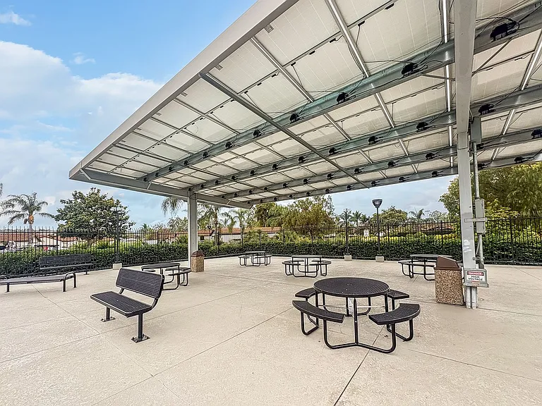 266 Oleander Dr — Photo 23