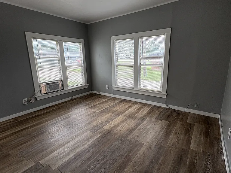 225 N Hope St — Photo 3