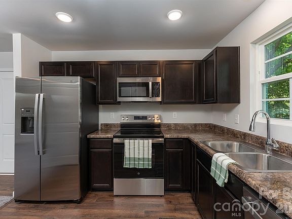 4th image of 27 Forest Park Rd