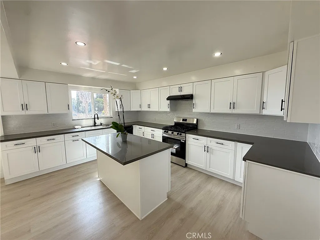 3 bed, 1400 sqft, $3,600 — Photo 1