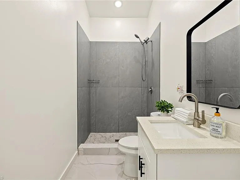 840 Carpenter St E — Photo 10