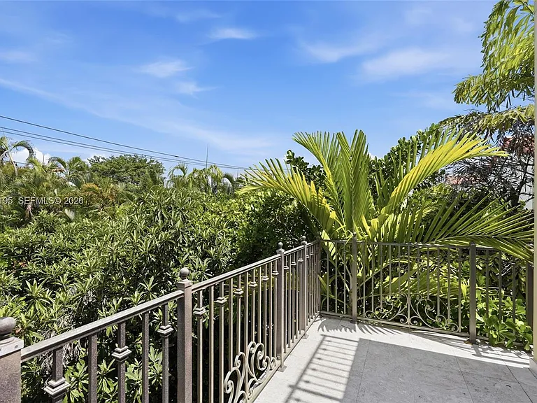 592 Fernwood Rd #B — Photo 21