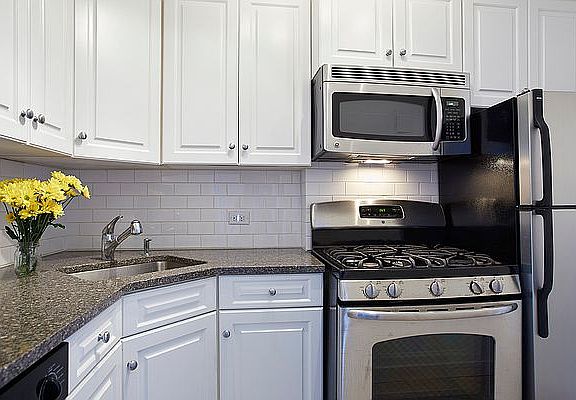 5th image of 215 E 80th St APT 14F