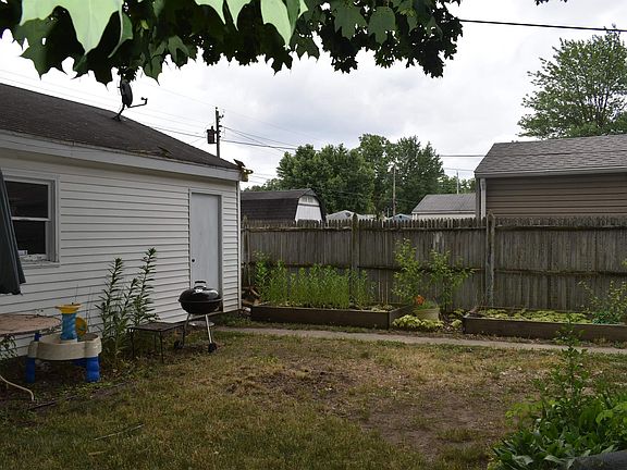 5th image of 1522 N Wellington St