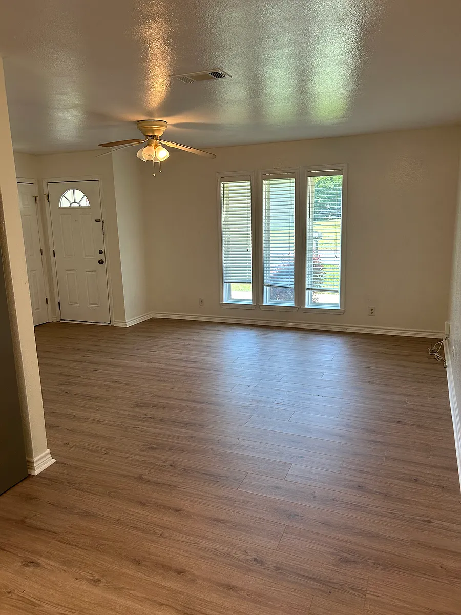 Building Photo - 317 W McLain Dr