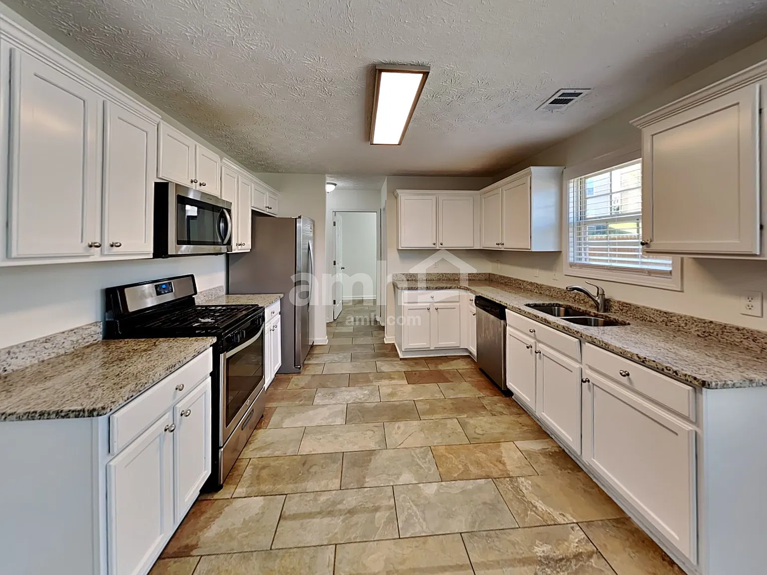 4 bed, 2.5 bath, 2699 sqft, $2,395 — Photo 3