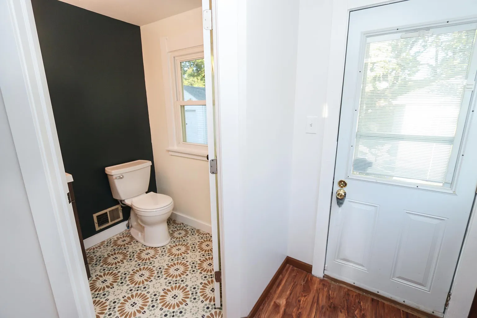 1426 Wilson Ave photo 1