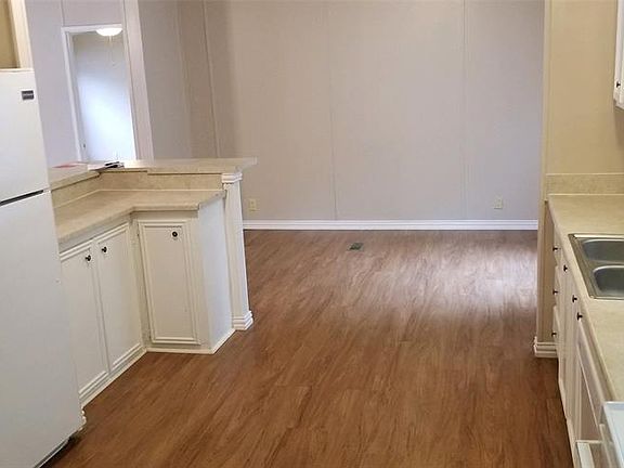 4th image of 9610 Oak Hill Dr