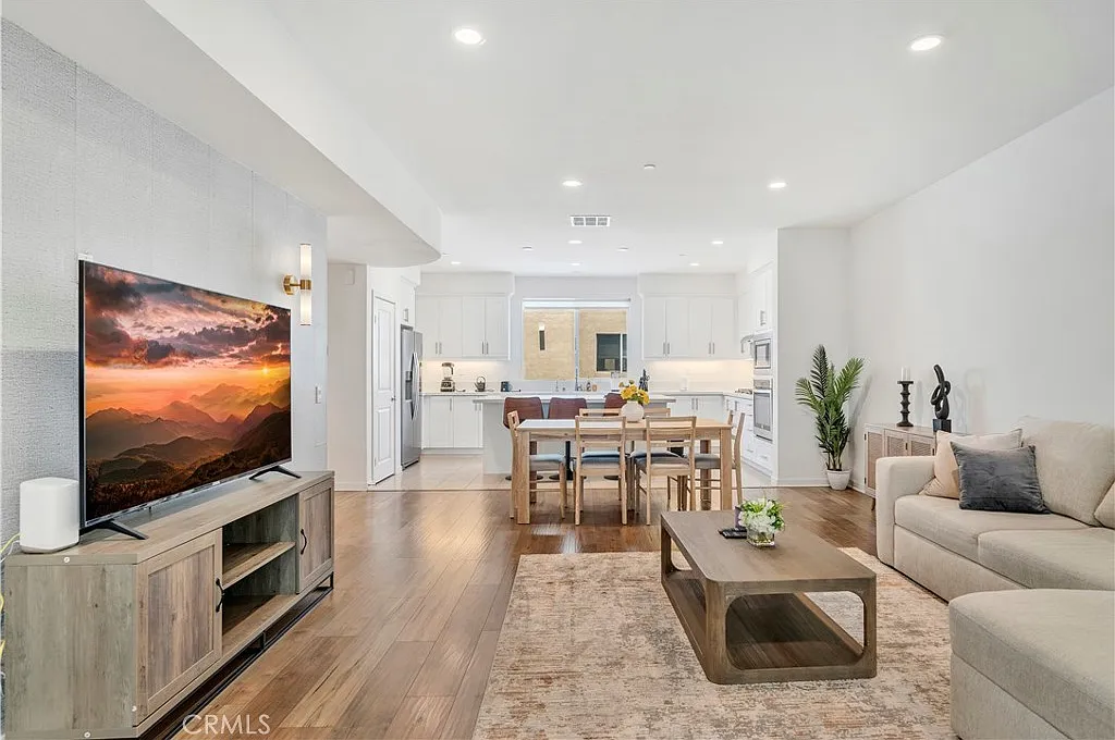3 bed, 3.5 bath, 2260 sqft, $6,000 — Photo 1