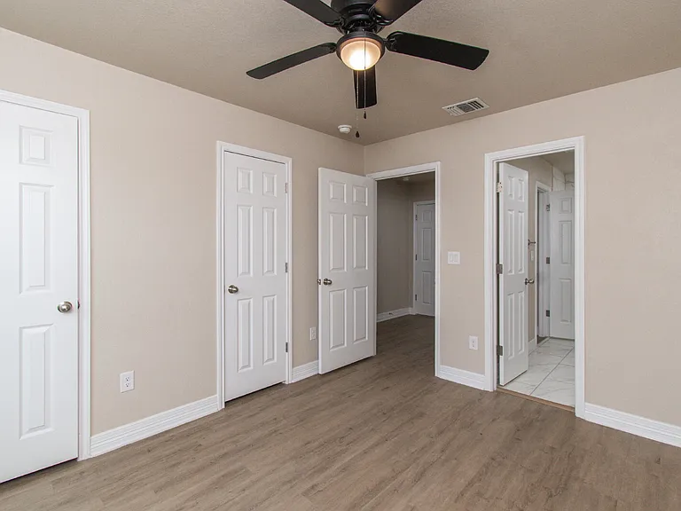 806 White Meadow Ln #B — Photo 10