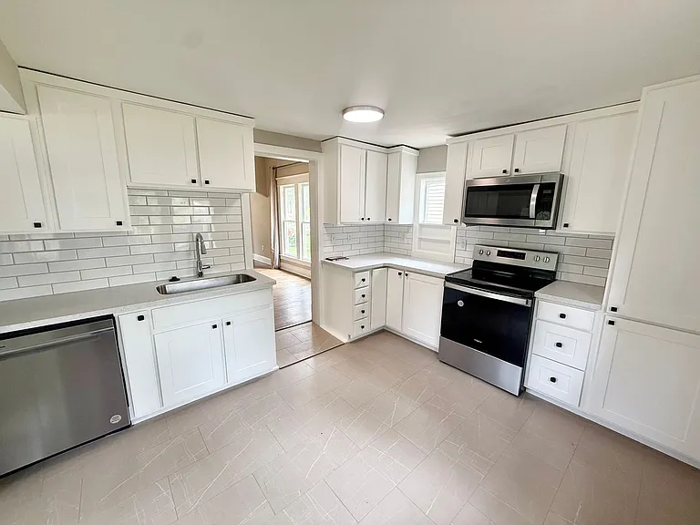 460 W 4th St — Photo 13