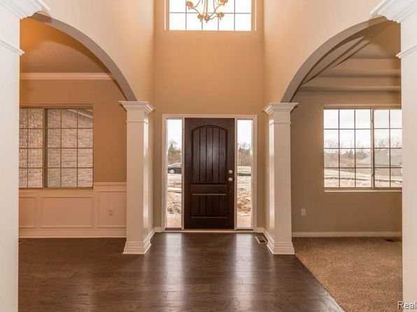 2755 W Wattles Rd, Troy, MI 48098
