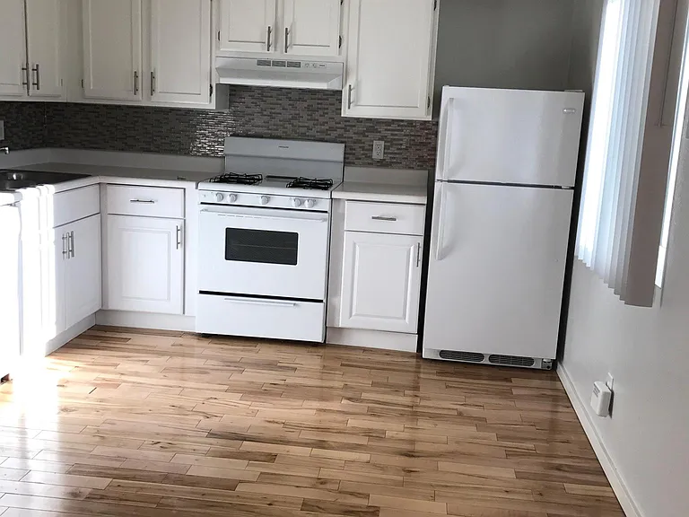 812 E Blacklidge Dr — Photo 4