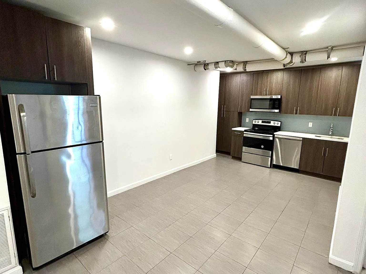 41-21 Denman Street — Photo 2