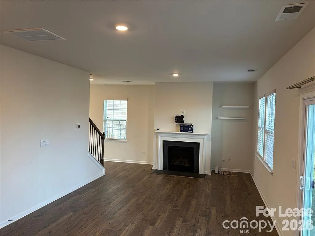 4 bed, 2.5 bath, $2,197 — Photo 2