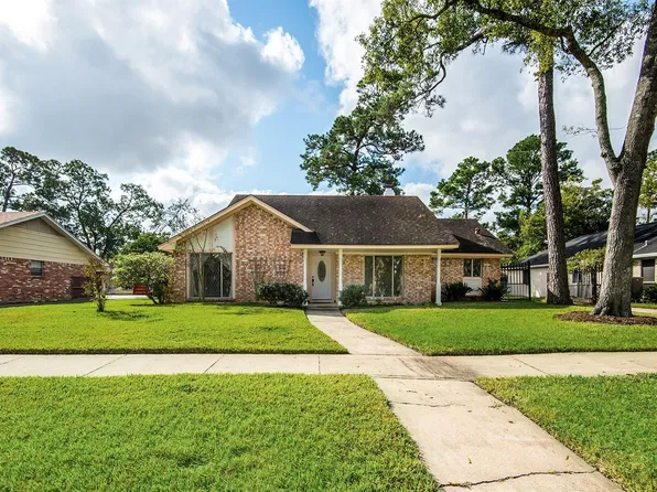 935 Hackberry St, La Porte, TX 77571