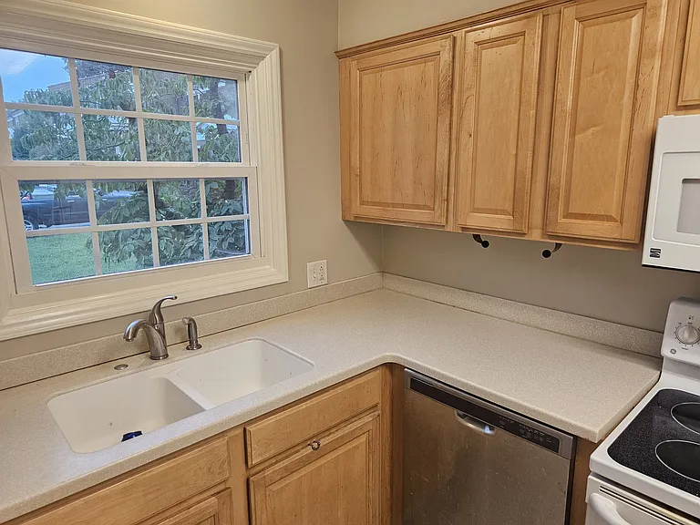 400 Davie Rd #42 — Photo 5