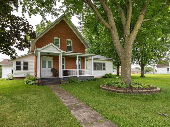 390 Montgomery Ave, East Dubuque, IL 61025