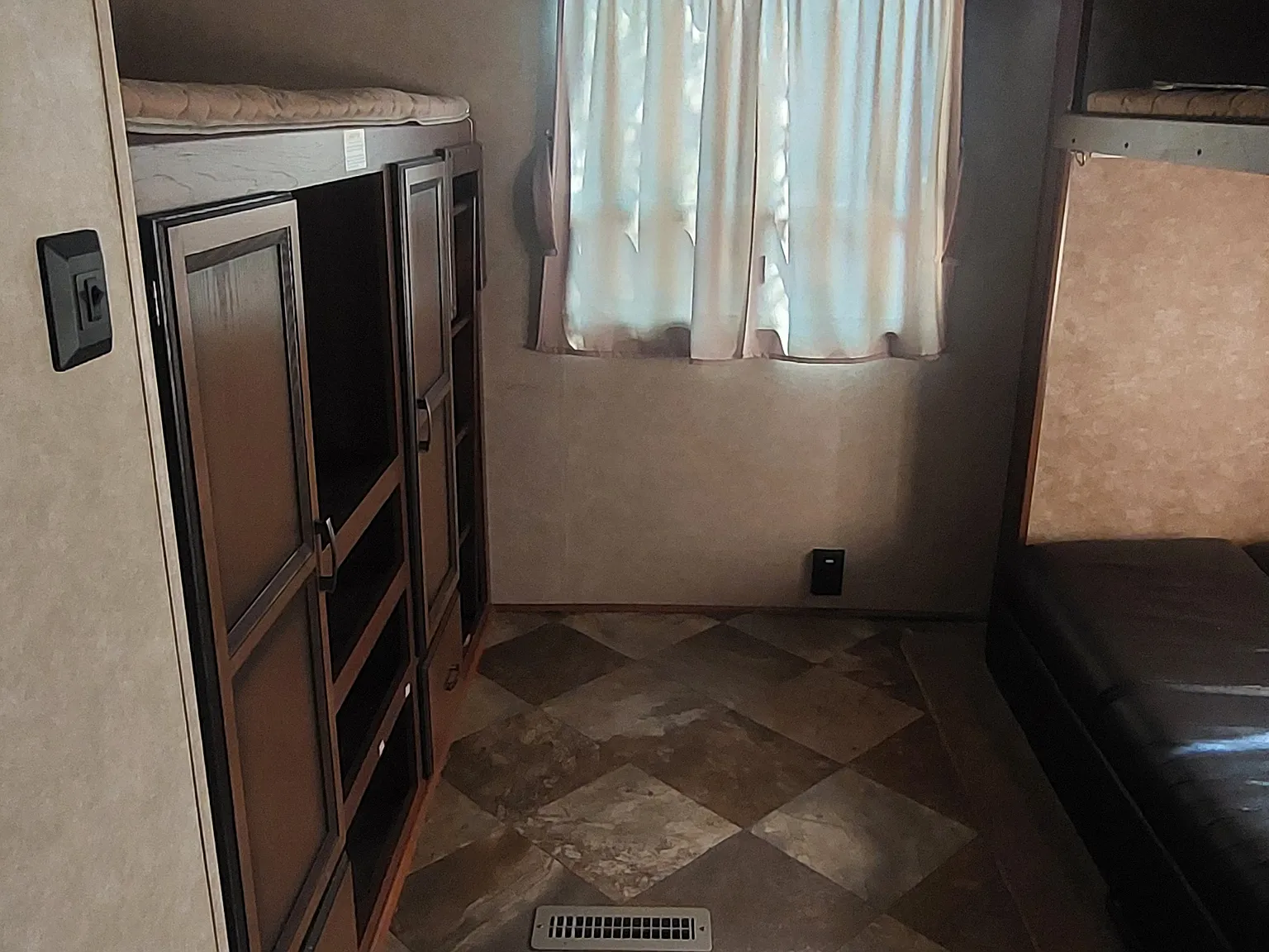 2 bed, 350 sqft, $800 — Photo 3