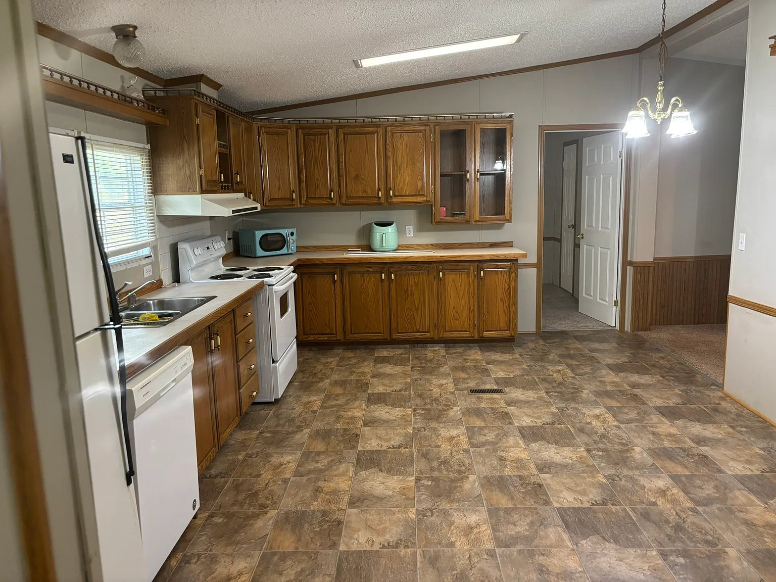 3 bed, 1917 sqft, $1,400 — Photo 3