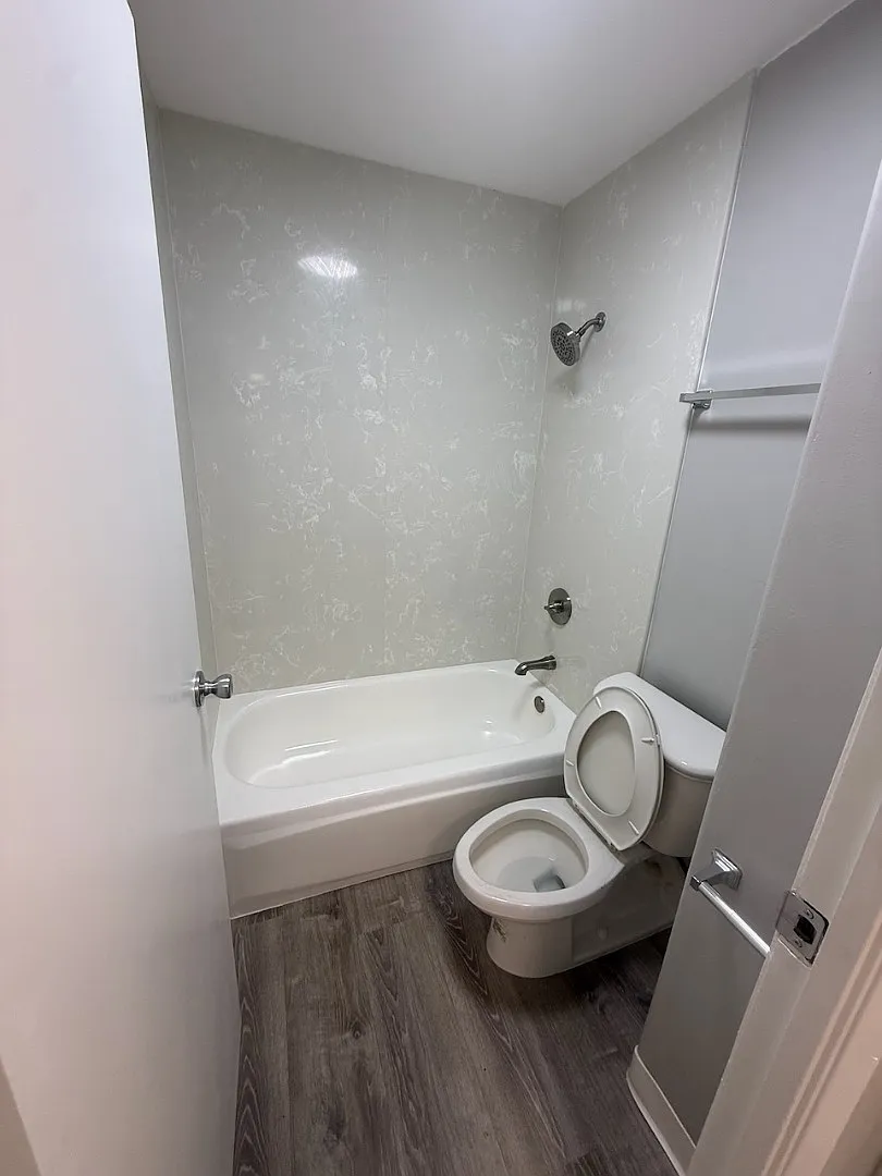 Sunny 2-Bed in Honolulu with Pool, BBQ Area, and Covered Parking - Close to UH-Manoa — Photo 3