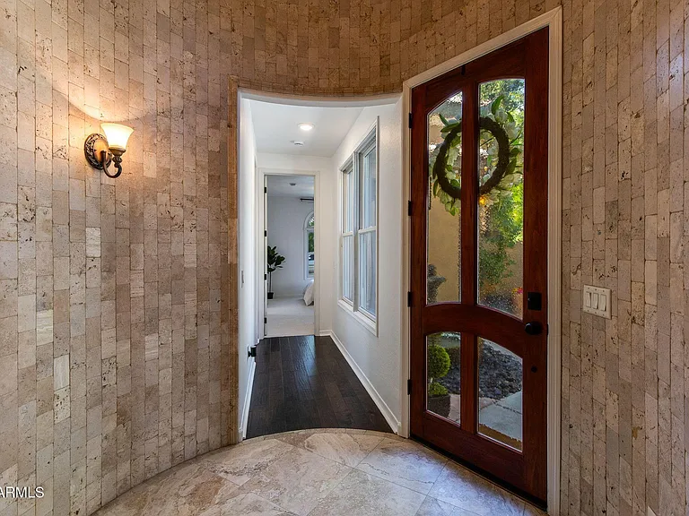 904 E Mead Dr — Photo 6