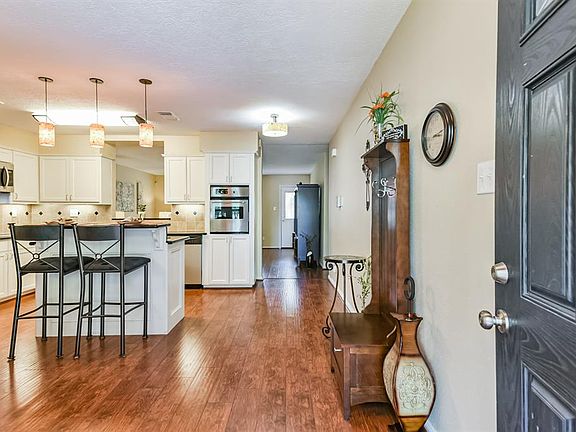At the entrance you are welcomed by beautiful laminate wood floors that run throughout the entry, kitchen, dining hallways and living area.