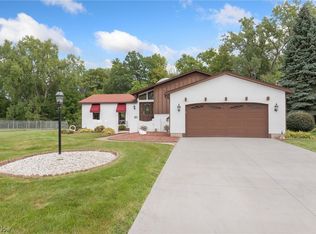 2631 Robinhood Dr, Lorain, OH