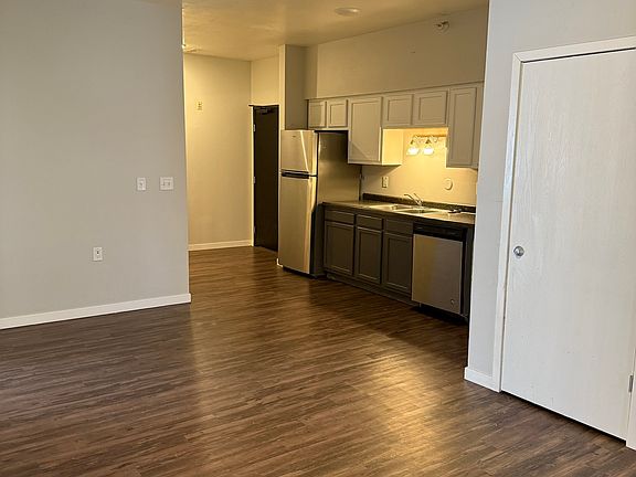 4th image of 325 E College St #S