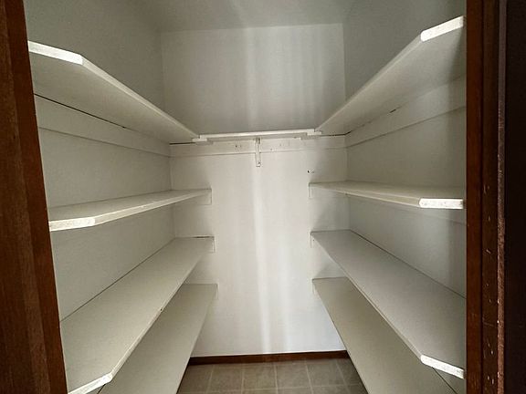 3rd image of 815 Sue Ln #3