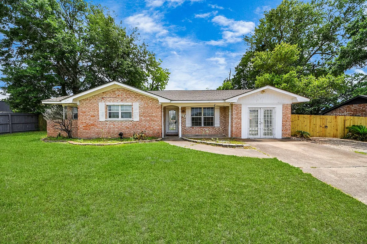 Building Photo - 811 Hillcrest Dr
