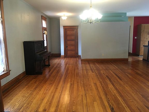 Living Room - looking south